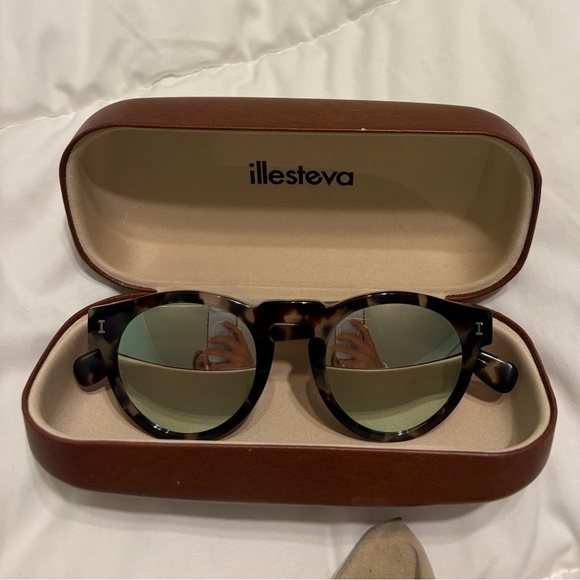 Illesteva Brown Sunglasses with Green Lenses Sunglasses display picture 1